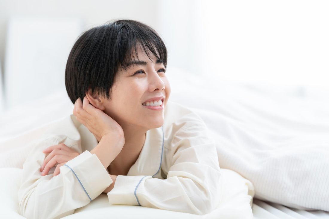 横になっている笑顔の女性の画像